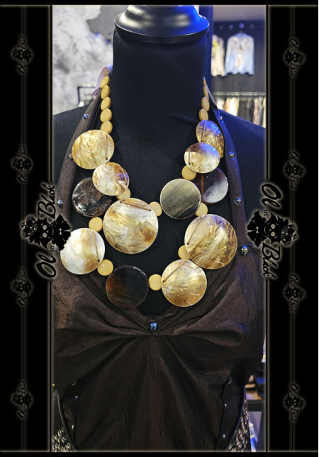 COLLAR CON CUENTAS Y DISCOS PLANOS DE RESINA 
