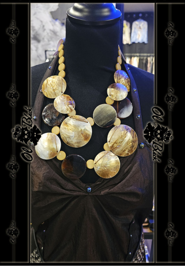 COLLAR CON CUENTAS Y DISCOS PLANOS DE RESINA 