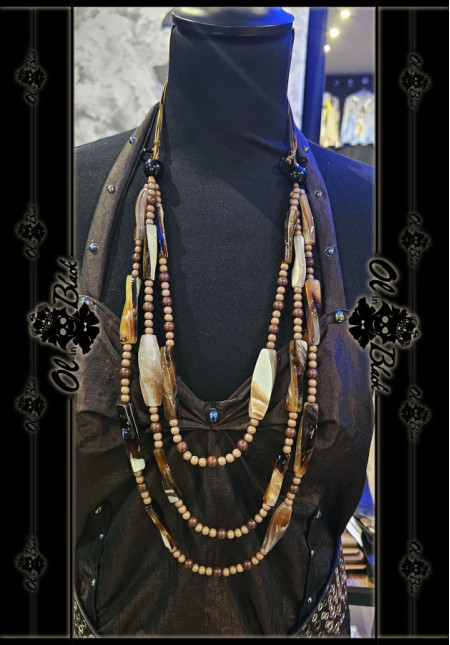 COLLAR LARGO DE TRES HILOS CON PERLAS DE RESINA 