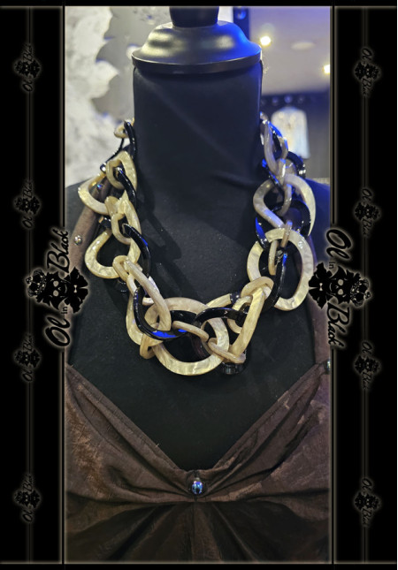 COLLAR ANILLOS EBTRELAZADOS RESINA 