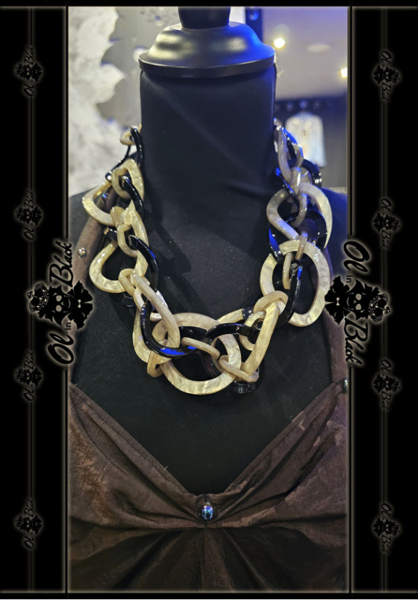 COLLAR ANILLOS EBTRELAZADOS RESINA 