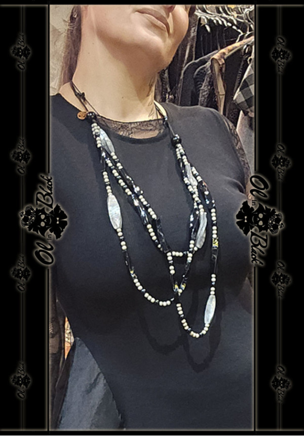 COLLAR LARGO DE TRES HILOS CON PERLAS DE RESINA 