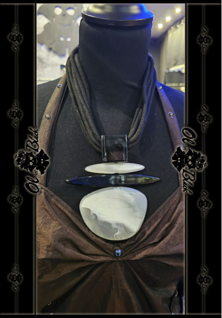 COLLAR DE CUERDA CON COLGANTE DE RESINA 