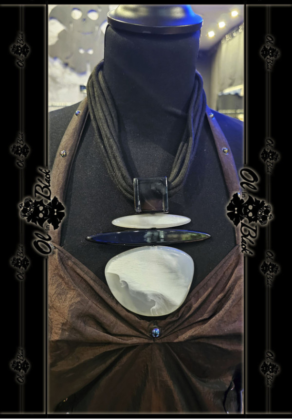 COLLAR DE CUERDA CON COLGANTE DE RESINA 