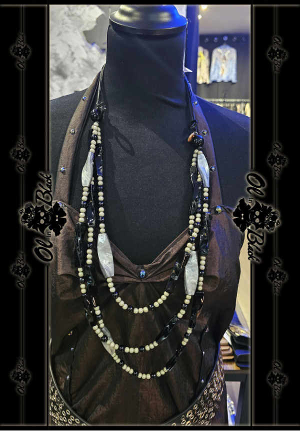 COLLAR LARGO DE TRES HILOS CON PERLAS DE RESINA 