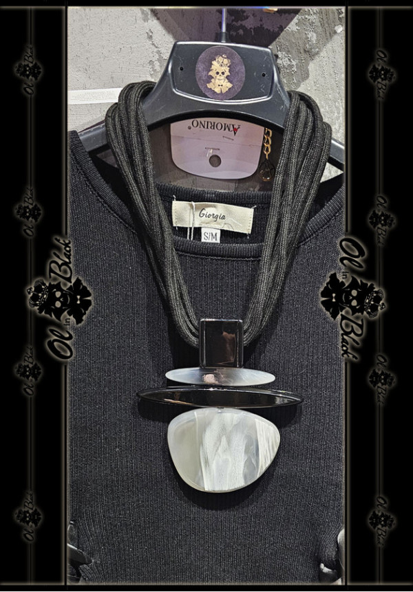 COLLAR DE CUERDA CON COLGANTE DE RESINA 