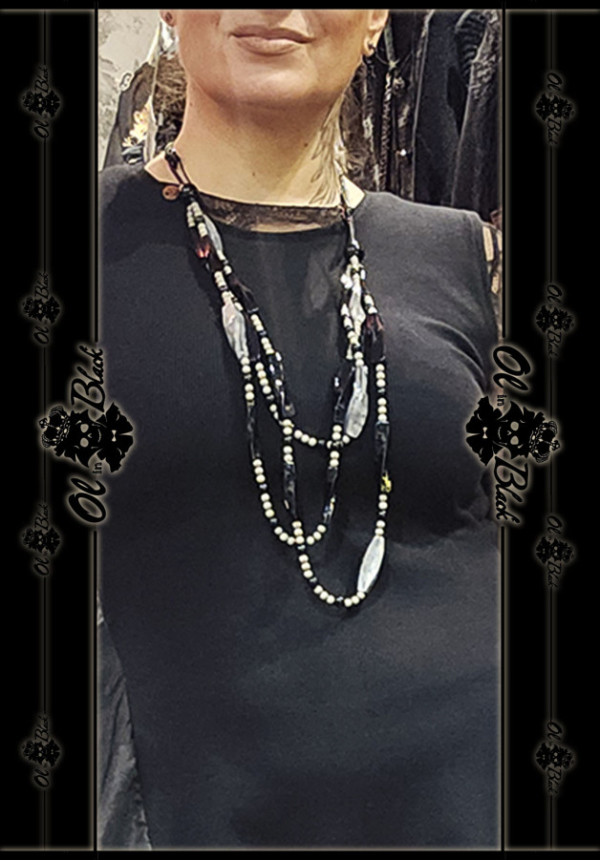 COLLAR LARGO DE TRES HILOS CON PERLAS DE RESINA 