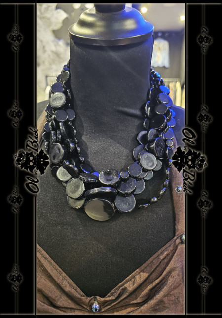 COLLAR MULTIHILO CON CUENTAS PLANAS DE RESINA 