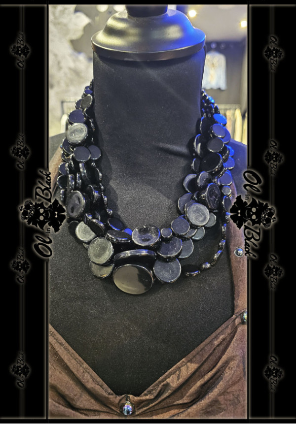 COLLAR MULTIHILO CON CUENTAS PLANAS DE RESINA 