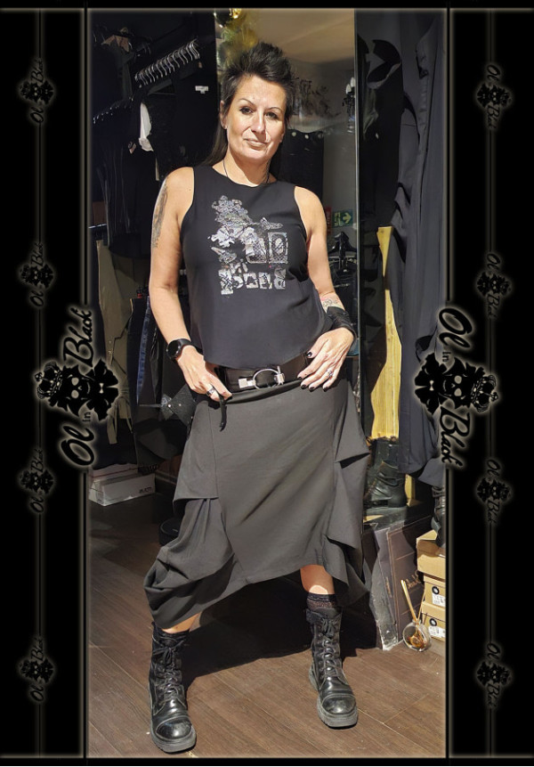 CAMISETA SIN MANGAS Y DISEÑO GRIS