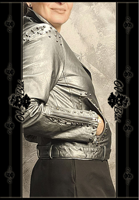 CAZADORA GRIS METAL EFECTO CUERO TACHONADO