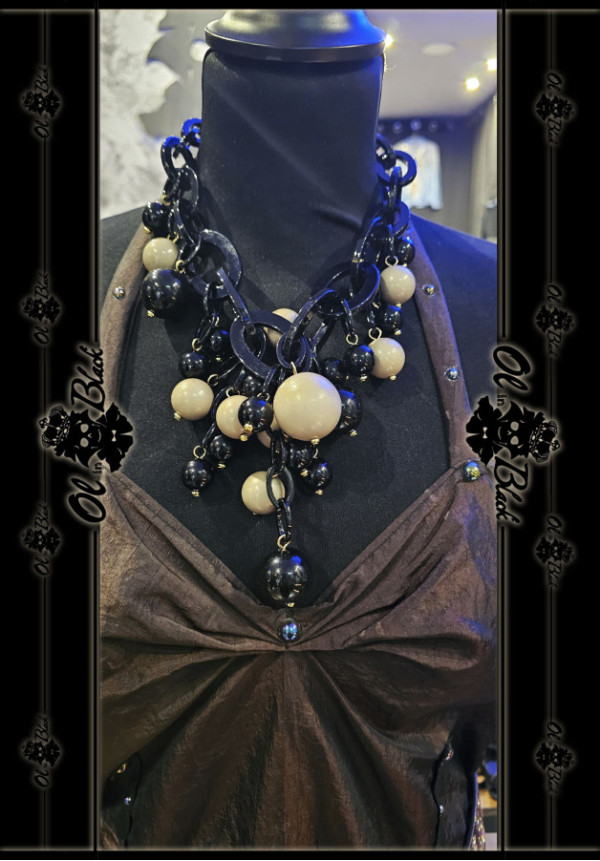 COLLAR DE RESINA EN CADENA CON ESFERAS 