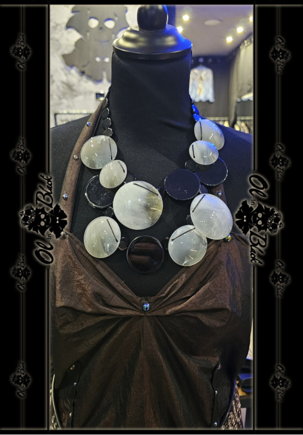 COLLAR CON CUENTAS Y DISCOS PLANOS DE RESINA 