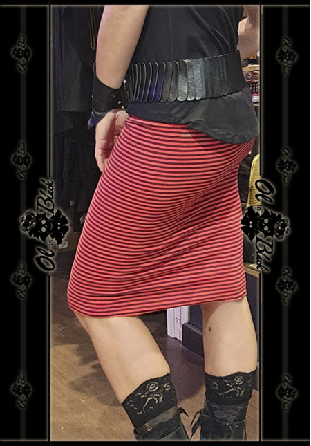 FALDA DE RAYAS ROJAS Y NEGRAS