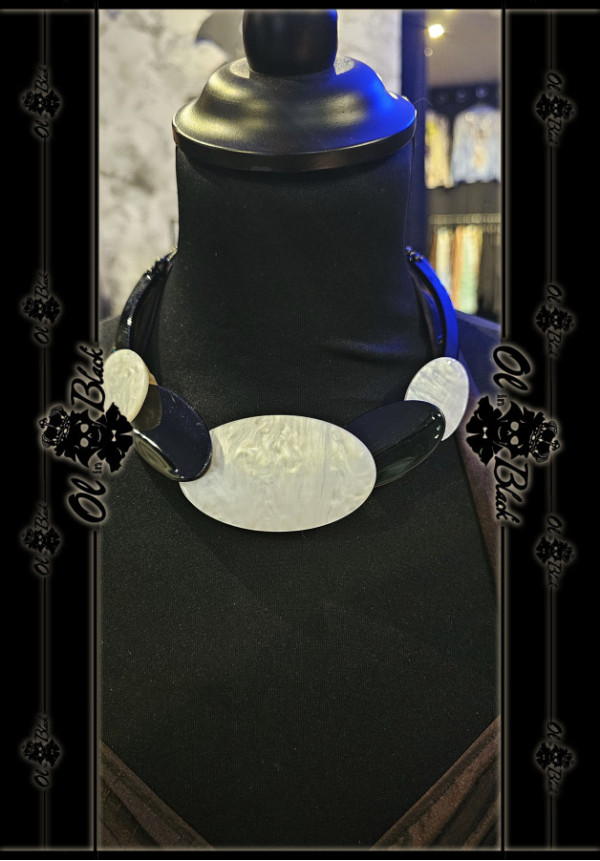COLLAR CON ÓVALOS DE RESINA 