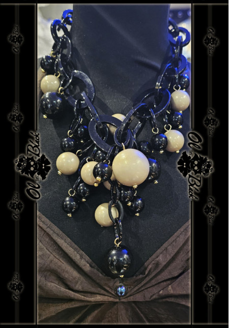 COLLAR DE RESINA EN CADENA CON ESFERAS 