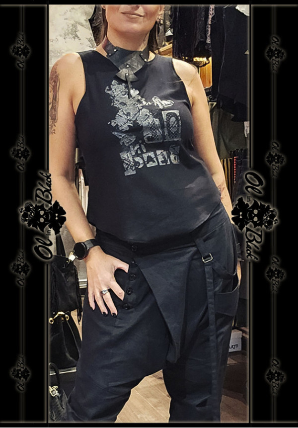 CAMISETA SIN MANGAS Y DISEÑO GRIS