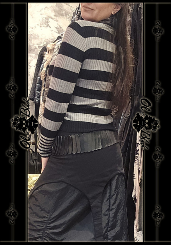 JERSEY RAYAS GRIS Y CUELLO ALTO