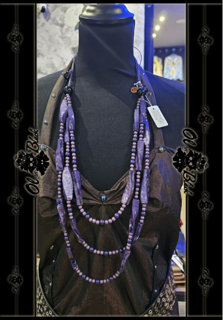 COLLAR LARGO DE TRES HILOS CON PERLAS DE RESINA 
