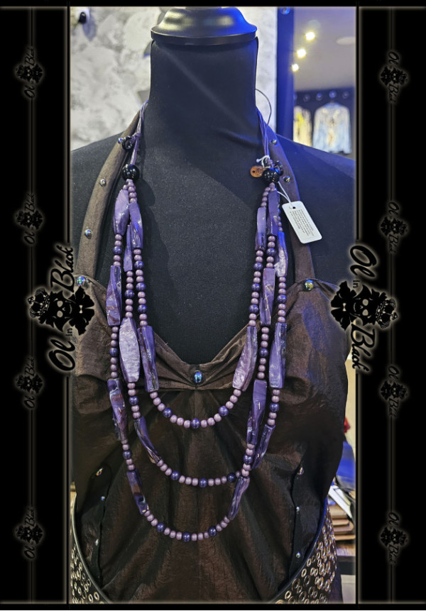 COLLAR LARGO DE TRES HILOS CON PERLAS DE RESINA 