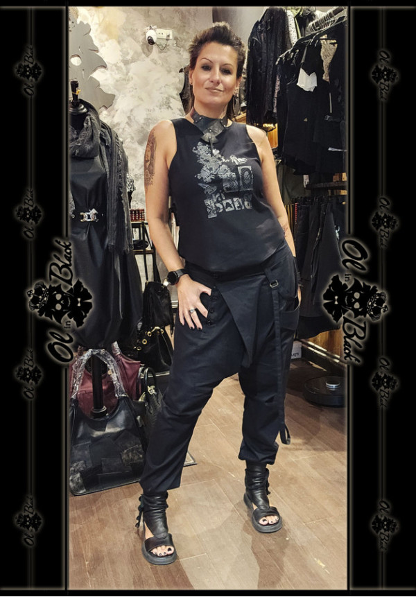 CAMISETA SIN MANGAS Y DISEÑO GRIS