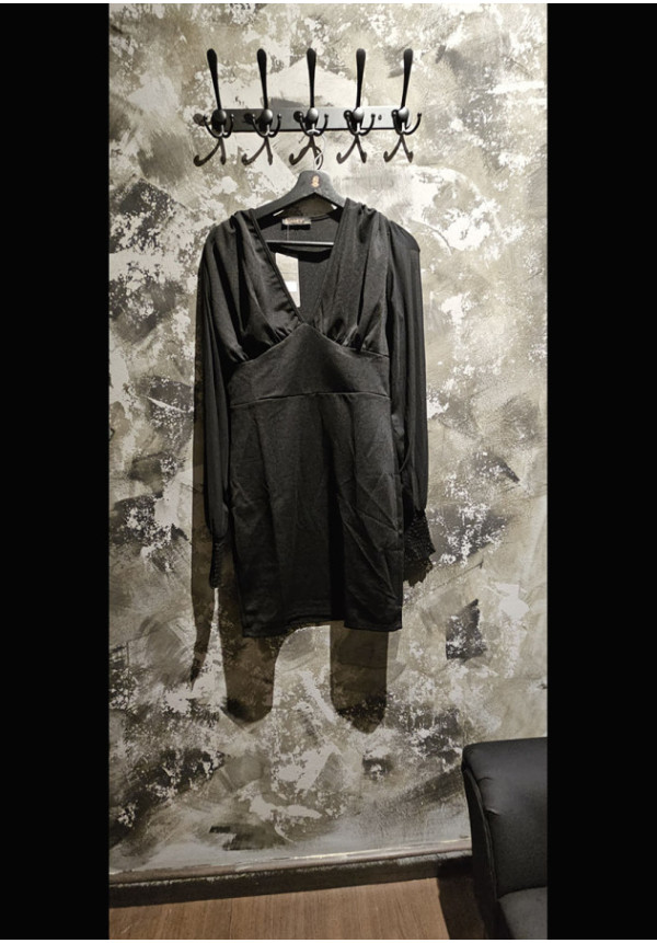 VESTIDO CORTO AJUSTADO BAJO EL PECHO