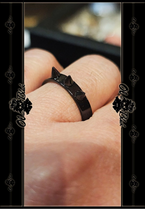 ANILLO NEGRO FINO CON PINCHOS AC. INOX.