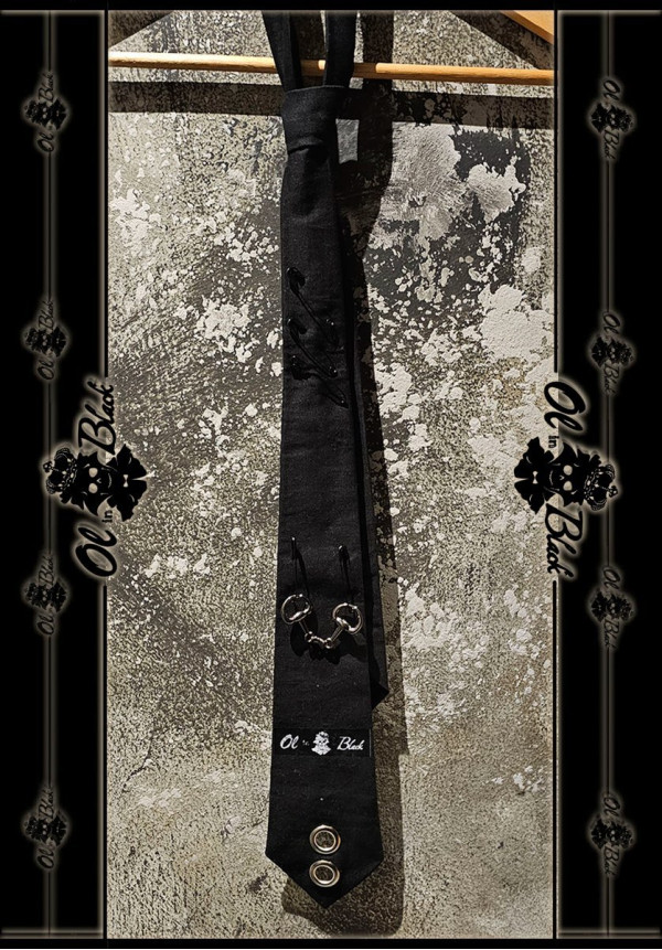 CORBATA NEGRA OJALES