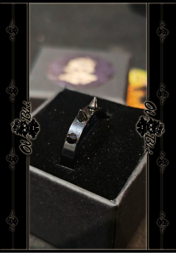 ANILLO NEGRO FINO CON PINCHOS AC. INOX.