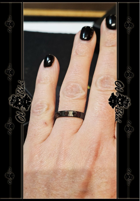 ANILLO NEGRO FINO CON PINCHOS AC. INOX.