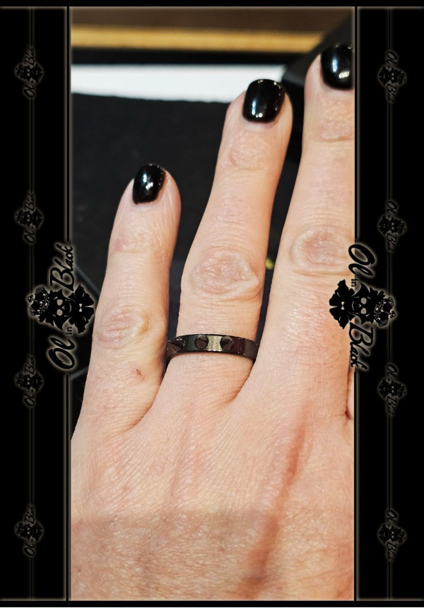 ANILLO NEGRO FINO CON PINCHOS AC. INOX.