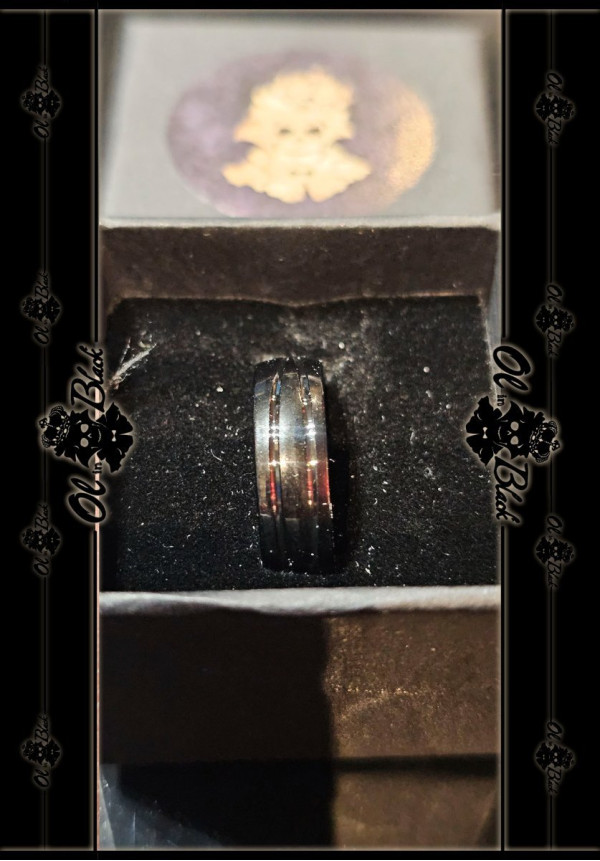 ANILLO NEGRO AC. INOX.  FINO LINEAS SINUOSAS