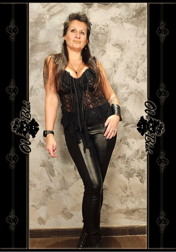 TOP DE ENCAJE CON VOLANTES