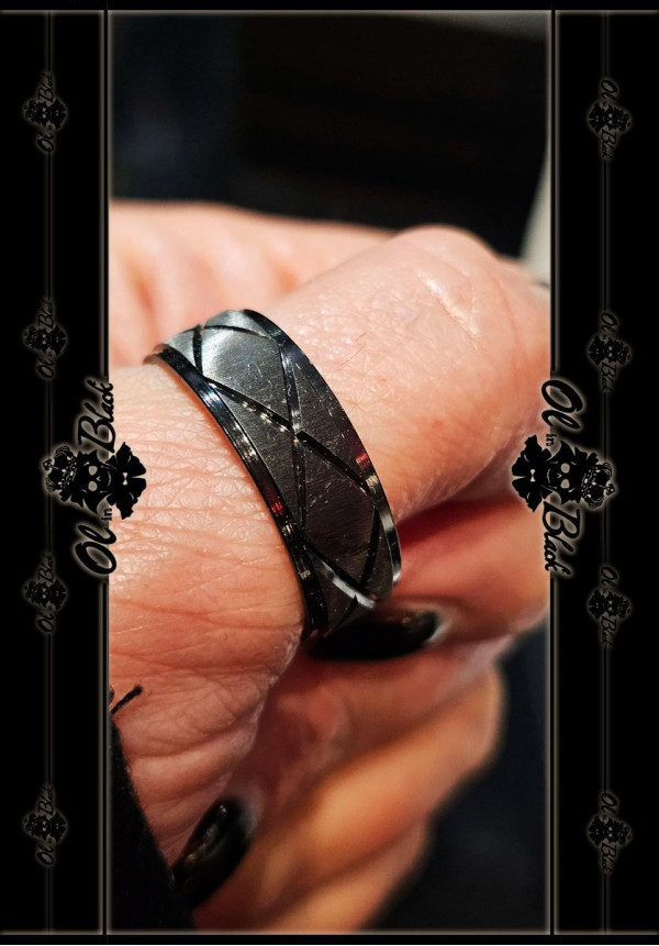 ANILLO NEGRO AC. INOX. LINEAS CRUZADAS