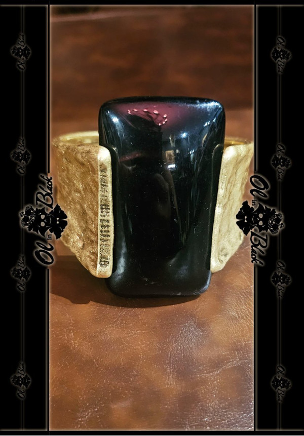PULSERA DORADA Y PIEDRA NEGRA GRANDE