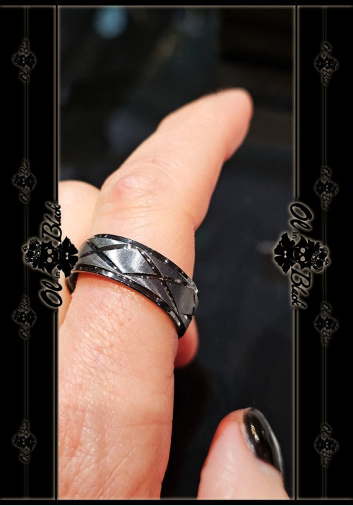 ANILLO NEGRO AC. INOX. LINEAS CRUZADAS