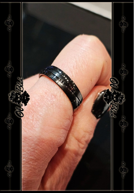 ANILLO NEGRO AC. INOX.  FINO LINEAS SINUOSAS