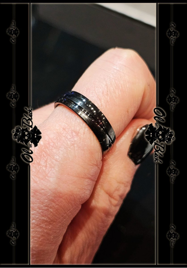 ANILLO NEGRO AC. INOX.  FINO LINEAS SINUOSAS