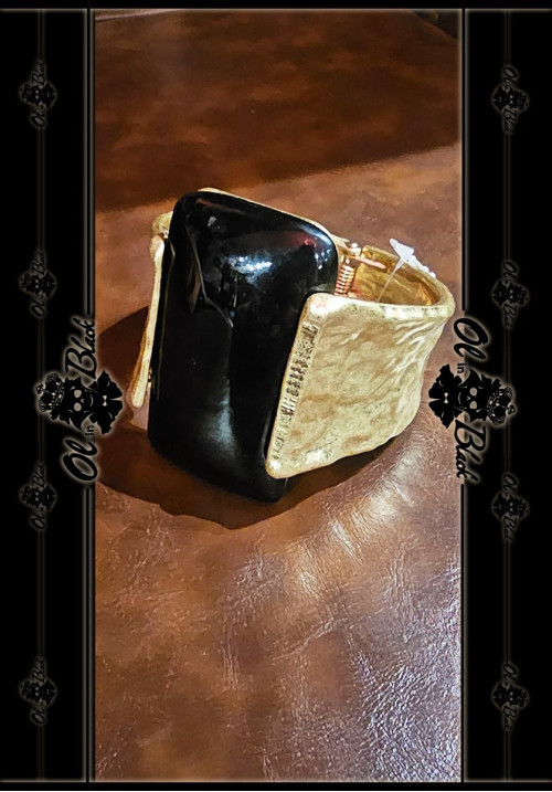 PULSERA DORADA Y PIEDRA NEGRA GRANDE