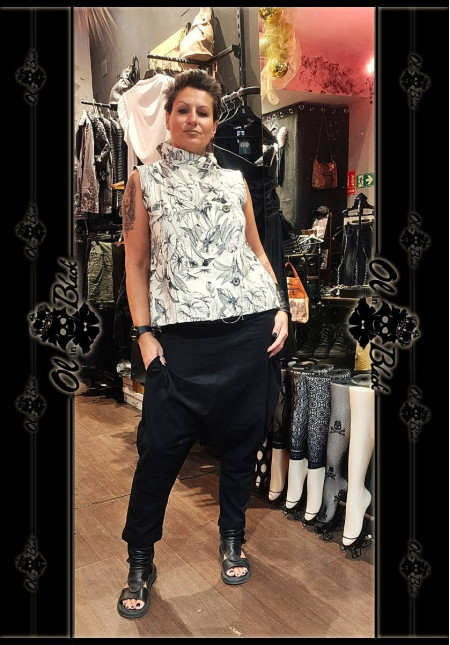 BLUSA ESTAMPADA CUELLO ALTO