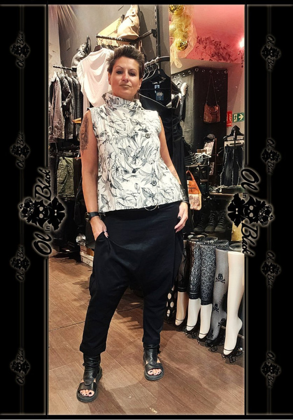 BLUSA ESTAMPADA CUELLO ALTO