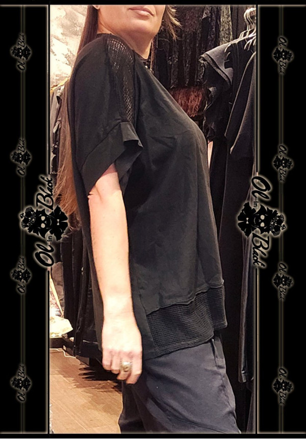 CAMISETA CON REJILLA HOMBROS