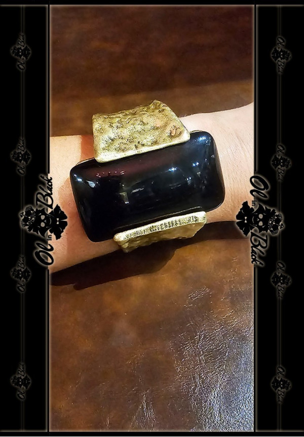 PULSERA DORADA Y PIEDRA NEGRA GRANDE